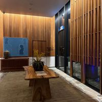 可能是餐具櫥、照明、拉門和室內的圖像