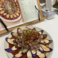 可能是香菇、生魚片和文字的圖像