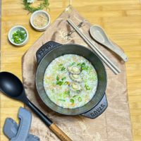 可能是粥、木湯匙和文字的圖像