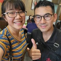 可能是 2 個人和眼鏡的圖像