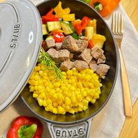 可能是豆煮玉米、肉排和文字的圖像