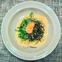 可能是拉麵、水波蛋和魚卵的圖像