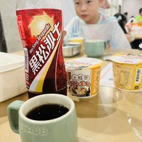 可能是 1 人、咖啡杯和文字的圖像