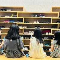 可能是 4 個人、小孩和鞋子的圖像