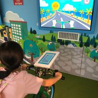 可能是 1 人、速克達、電視、玩具和文字的圖像