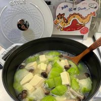 可能是豆腐、香菇、火鍋和文字的圖像