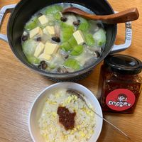 可能是粥、拉麵、豆腐、香菇、火鍋和文字的圖像