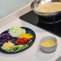 可能是麵、炒麵、歐姆蛋、水波蛋和豆腐的圖像