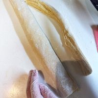 可能是義大利麵和法式長棍麵包的圖像