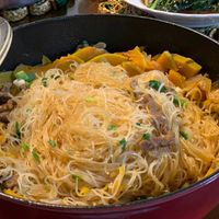 可能是炒麵、拉麵、義大利麵和麵的圖像