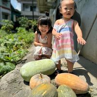 可能是 2 個人、嬰兒和西瓜的圖像