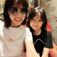 可能是 2 個人、眼鏡和文字的圖像