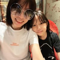 可能是 2 個人、眼鏡和文字的圖像