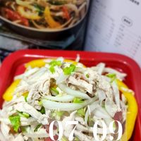 可能是鯷魚和文字的圖像