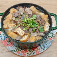 可能是豆腐、火鍋和燉小牛膝的圖像