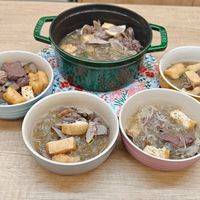 可能是麵、粥、豆腐、火鍋、拉麵和文字的圖像