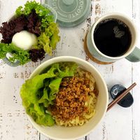 可能是炒飯、麵和文字的圖像