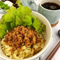 可能是‎麵、拉麵和‎顯示的文字是「 ‎STAUB أ‎ 」‎‎ 的圖像
