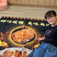 可能是 1 人、披薩和文字的圖像