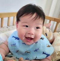 可能是 1 人、嬰兒和微笑的圖像
