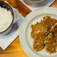 可能是北非小米飯和炸丸子的圖像