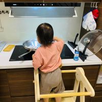 可能是 1 人、嬰兒和文字的圖像