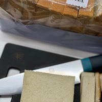 可能是豆腐、戚風蛋糕和文字的圖像