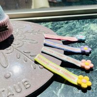 可能是帽子、梳子和文字的圖像