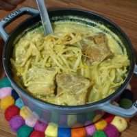 可能是麵、拉麵、炒麵和豆腐的圖像