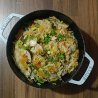 可能是西班牙大鍋飯、炒麵、豆腐、麵和炒飯的圖像