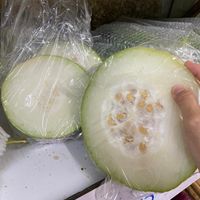 可能是‎西瓜和‎顯示的文字是「 ‎>^ vil קל‎ 」‎‎ 的圖像