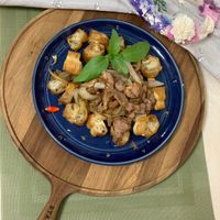 可能是燉小牛膝、肉排和香菇的圖像