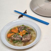 可能是拉麵、麵、香菇、粥和肉排的圖像