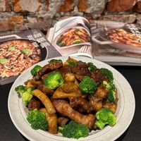 可能是香菇和顯示的文字是「 STAUB 」的圖像