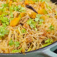 可能是炒飯、麵、炒麵、義大利麵和印度香料飯的圖像