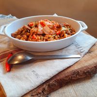 可能是炒飯、義大利麵、印度香料飯、豆腐和文字的圖像