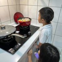 可能是 2 個人、小孩和起司火鍋的圖像