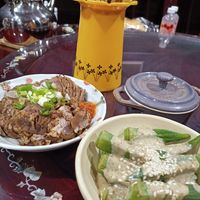 可能是炒麵、拉麵和肉排的圖像