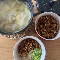 可能是義大利麵、拉麵和豆腐的圖像