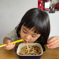 可能是 1 人、拉麵和義大利麵的圖像