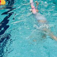 可能是 1 人、游泳和水池的圖像