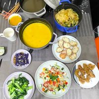 可能是炒麵、起司火鍋和豆腐的圖像