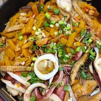 可能是炒麵、燉小牛膝和西班牙大鍋飯的圖像
