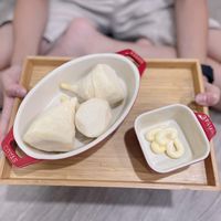 可能是 1 人、港式點心和豆腐的圖像