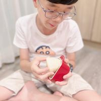 可能是 1 人、蘋果和燕麥餅乾的圖像