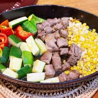 可能是肉排、豆煮玉米和文字的圖像