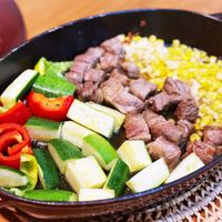 可能是豆煮玉米、肉排和文字的圖像