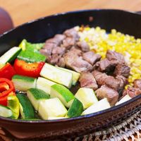 可能是肉排和豆煮玉米的圖像