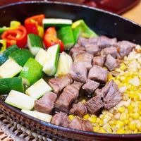 可能是肉排、豆煮玉米和文字的圖像
