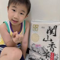 可能是 1 人、小孩、豆腐和文字的圖像